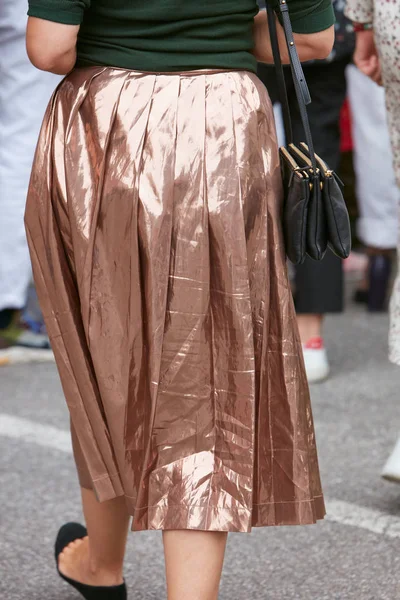 Vrouw met bronzen metalen rok voor Arthur Arbesser modeshow, Milaan Fashion Week street style — Stockfoto
