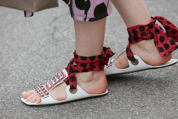 Mujer con sandalias blancas con semental y hilo rojo antes de Arthur Arbesser desfile de moda, Milan Fashion Week street style —  Fotos de Stock