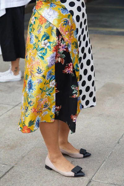 Vrouw met gele bloemenrok en zwarte stip voor Tiziano Guardini modeshow, Milaan Fashion Week street style — Stockfoto
