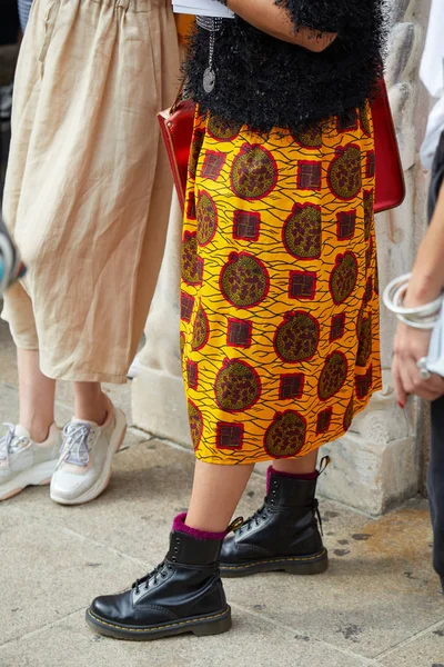 Mulher com saia amarela e botas pretas Dr Martens antes Tiziano Guardini desfile de moda, Milan Fashion Week street style — Fotografia de Stock