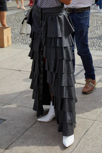 Mulher com saia de couro preto e botas brancas antes Tiziano Guardini desfile de moda, Milan Fashion Week street style — Fotografia de Stock