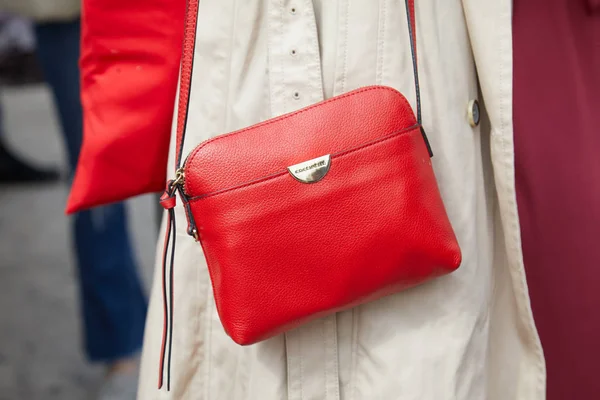 Kvinna med rött läder Coccinelle väska innan Tiziano Guardini modevisning, Milan Fashion Week street style — Stockfoto
