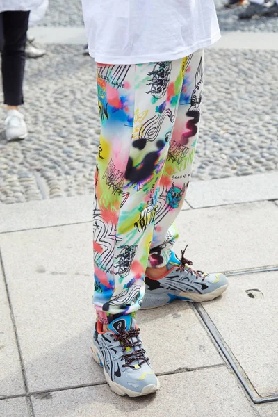 Man met Aziatische sneakers en kleurrijke broek voor Tiziano Guardini modeshow, Milaan Fashion Week street style — Stockfoto