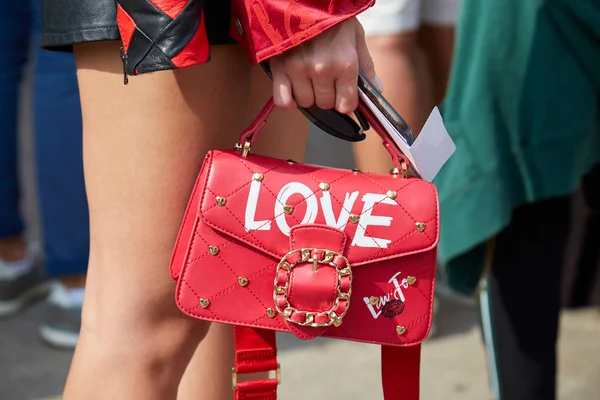 Tiziano Guardini moda defilesinden önce Liu Jo 'nun kırmızı deri çantalı kadını. Milan Moda Haftası tarzı. 