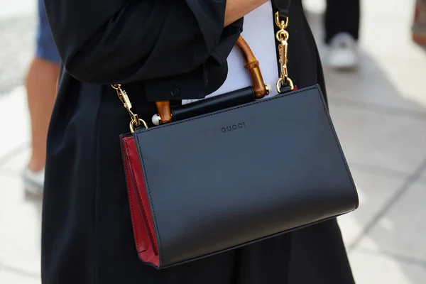 Mujer con bolso de cuero Gucci negro y rojo con asa de bambú antes del desfile de moda Tiziano Guardini, Milan Fashion Week street style e — Foto de Stock