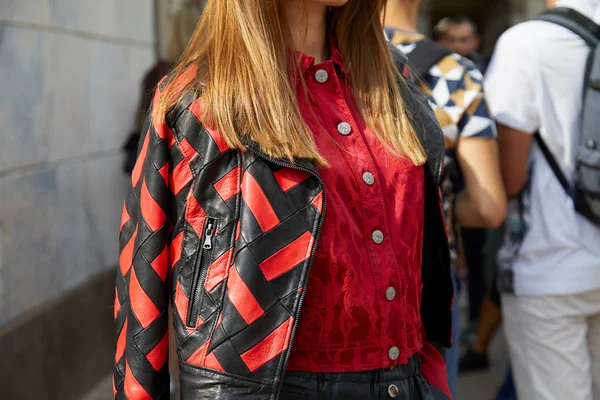 Mujer con chaqueta de cuero rojo y negro y camisa roja antes del desfile de moda Tiziano Guardini, Milan Fashion Week street style — Foto de Stock