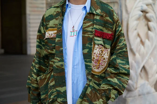 Homem com casaco de camuflagem verde e camisa azul antes do desfile de moda Tiziano Guardini, estilo de rua Milan Fashion Week — Fotografia de Stock