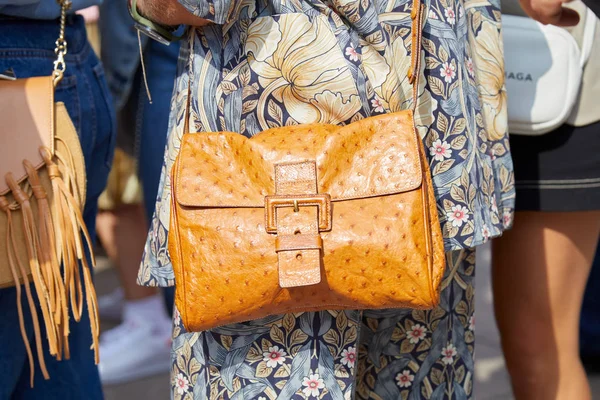 Kvinna med biege struts läderväska och blommig klänning innan Tiziano Guardini modevisning, Milan Fashion Week street style — Stockfoto