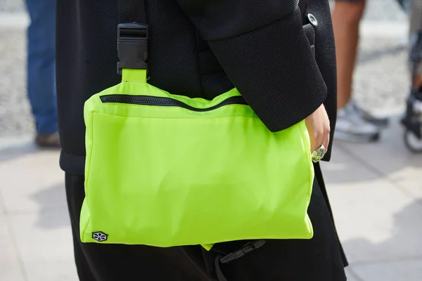 Mujer con bolsa de ácido amarillo antes del desfile de moda Tiziano Guardini, Milan Fashion Week street style —  Fotos de Stock