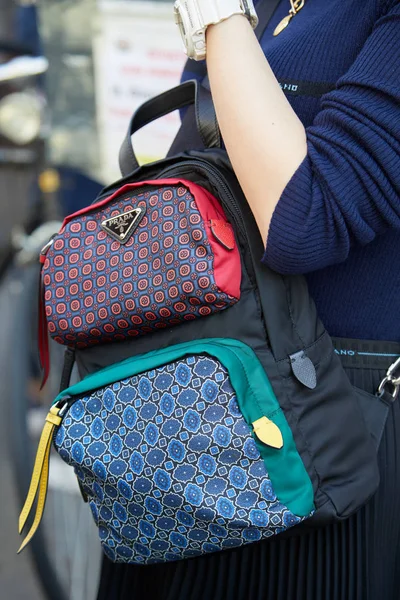 Mulher com mochila Prada em cores preto, vermelho e verde antes Peter Pilotto desfile de moda, Milan Fashion Week street style — Fotografia de Stock