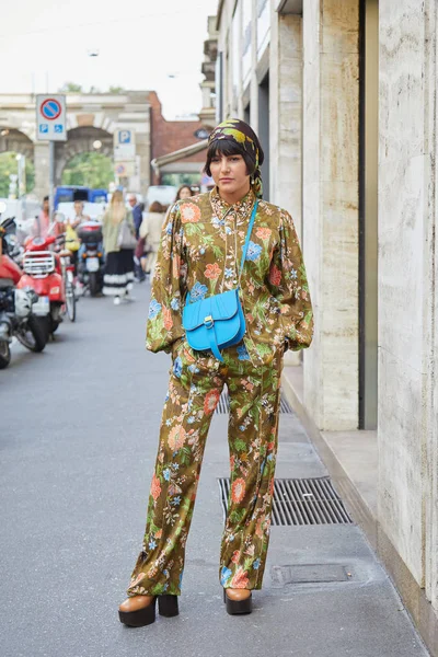 Peter Pilotto moda defilesinden önce kahverengi gömlekli, pantolonlu ve mavi deri çantalı kadın, Milan Moda Haftası tarzı. — Stok fotoğraf