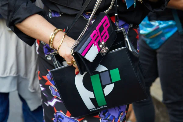 Mulher com bolsas Prada antes Peter Pilotto desfile de moda, Milan Fashion Week street style — Fotografia de Stock