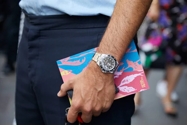 Homem com Rolex Gmt Master assistir antes de Peter Pilotto desfile de moda, estilo de rua Milan Fashion Week — Fotografia de Stock