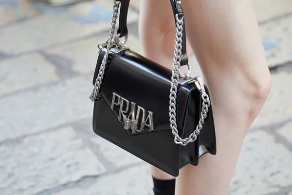 Frau mit prada schwarzer Ledertasche vor peter pilotto modenschau, Mailänder modewoche street style — Stockfoto