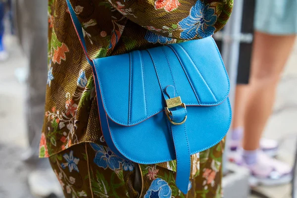 Mujer con bolso de cuero azul Peter Pilotto y vestido floral antes del desfile de moda Peter Pilotto, Milan Fashion Week street style —  Fotos de Stock