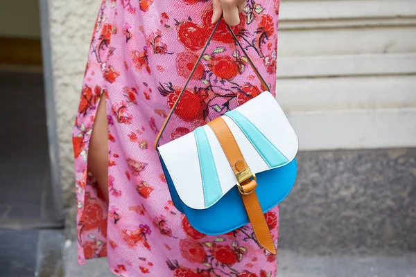 Mulher com vestido floral rosa e branco e azul Peter Pilotto saco antes de Peter Pilotto desfile de moda, Milan Fashion Week street style — Fotografia de Stock