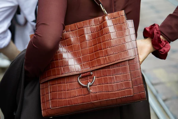 Woman with Gavazzeni brown crocodile seather bag before Calcaterra fashion show, Milan Fashion Week street style — стокове фото