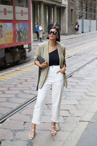 Mulher com calças brancas e jaqueta bege antes Calcaterra desfile de moda, Milan Fashion Week street style — Fotografia de Stock