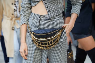 Chanel kesesi ve Annakiki moda defilesinden önce pantolon giyen kadın, Milan Moda Haftası tarzı. 
