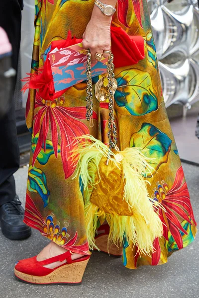 Mulher com vestido floral e saco amarelo com penas antes Peter Pilotto desfile de moda, Milan Fashion Week street style — Fotografia de Stock