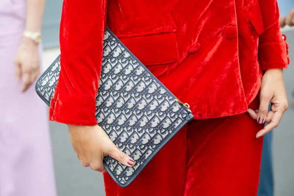 Woman with red velvet jacket, trousers and Dior bag before Prada fashion show, Milan Fashion Week street style — Stock Photo, Image