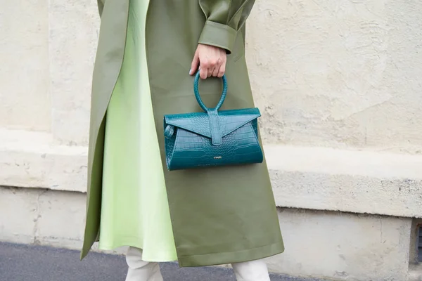 Frau mit uterquegrüner Ledertasche und grünem Mantel vor der Prada-Modenschau, Mailänder Modewoche im Streetstyle — Stockfoto