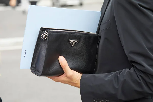 Homme avec sac Prada en cuir noir avant le défilé Prada, Milan Fashion Week street style — Photo