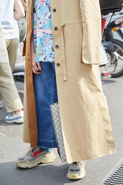 Людина з бежевим плащем і взуття Balenciaga перед показом мод Prada, Міланський стиль Тижня моди — стокове фото
