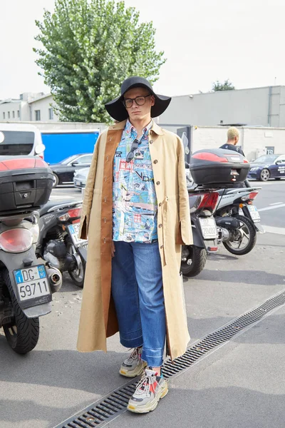 Prada defilesinden önce bej renkli trençkotlu ve siyah şapkalı bir adam, Milan Moda Haftası tarzı. — Stok fotoğraf