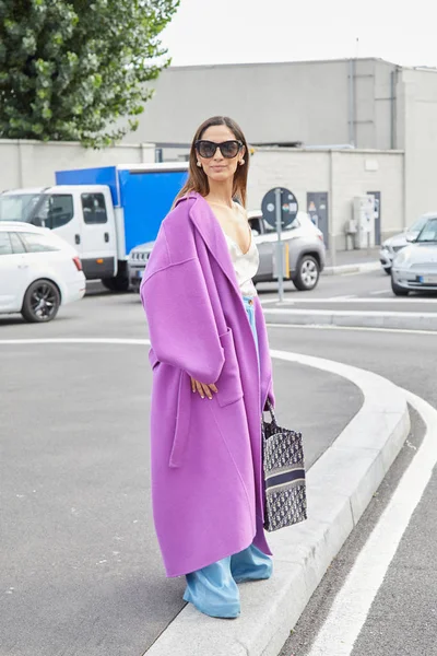 Mujer con abrigo púrpura, gafas de sol y bolso Dior antes del desfile de moda Prada, Milan Fashion Week street style —  Fotos de Stock