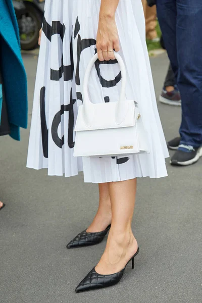 Prada defilesinden önce beyaz gömlekli ve beyaz deri ceketli bir kadın. Milan Moda Haftası tarzı. — Stok fotoğraf