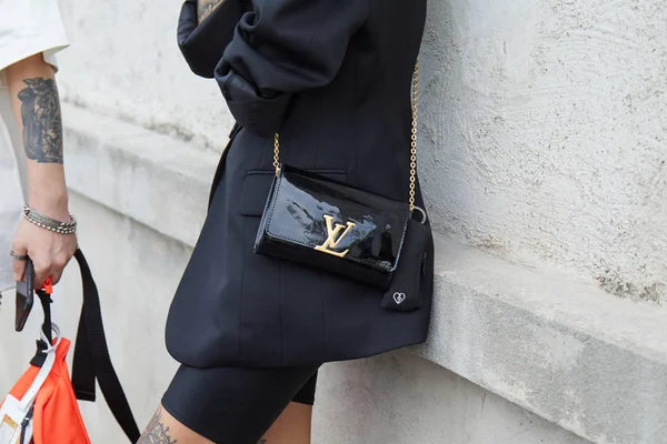 Женщина с черной лакированной кожаной сумкой Louis Vuitton перед показом Prada, стиль Миланской недели моды — стоковое фото
