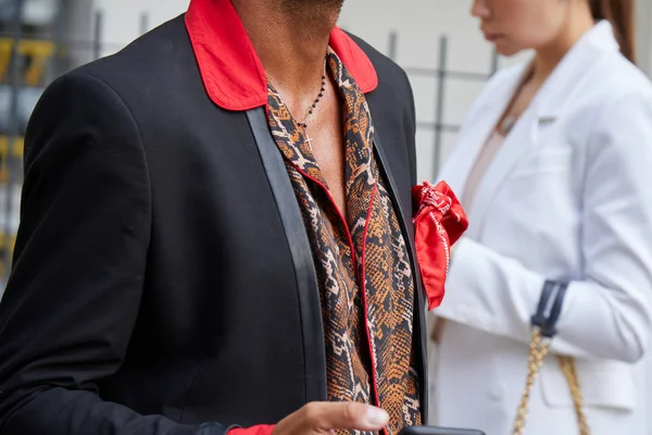 Hombre con camisa de cuero rojo y reptil antes del desfile de moda Annakiki, Milan Fashion Week street style — Foto de Stock