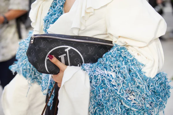 Frau mit schwarzer Louis-Vuitton-Tasche und weißem Mantel vor der Annakiki-Modenschau, Mailänder Modewoche Streetstyle — Stockfoto