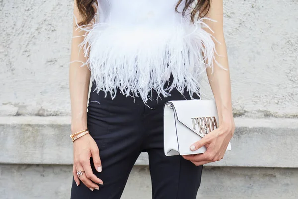 Mujer con bolso de cuero blanco Prada y camisa con plumas antes del desfile de moda Prada, Milan Fashion Week street style — Foto de Stock