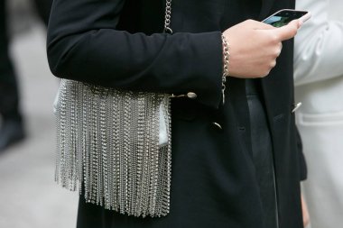 Emporio Armani moda defilesinden önce siyah ceketli ve çantalı kadın, Milan Moda Haftası 