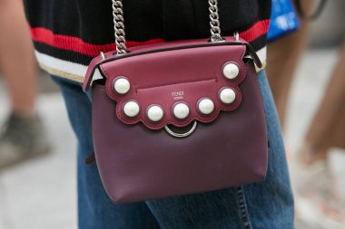 Emporio Armani moda defilesinden önce Burgundy Fendi deri çantalı kadın, Milan Moda Haftası 
