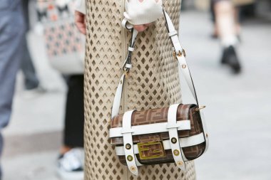 Emporio Armani moda defilesinden önce Fendi kahverengi beyaz deri çantalı kadın, Milan Moda Haftası 