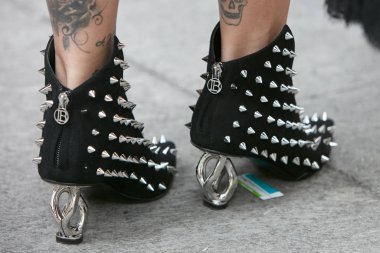 Siyah Laura Biagiotti ayakkabılı, gümüş yakalı ve topuklu kadın Emporio Armani moda defilesinden önce, Milan Moda Haftası tarzı 