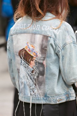 Emporio Armani moda defilesinden önce üzerinde kadın tasarımı olan mavi kot ceketli kadın, Milan Moda Haftası tarzı. 