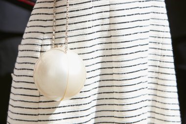 Genny moda defilesinden önce beyaz Chanel spor çantalı kadın, Milan Moda Haftası tarzı. 