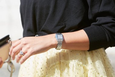 Cartier Panthere 'li kadın saat ve sarı etek Genny defilesinden önce, Milan Moda Haftası tarzı 