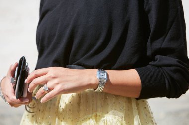 Cartier Panthere 'li kadın saat ve sarı etek Genny defilesinden önce, Milan Moda Haftası tarzı 
