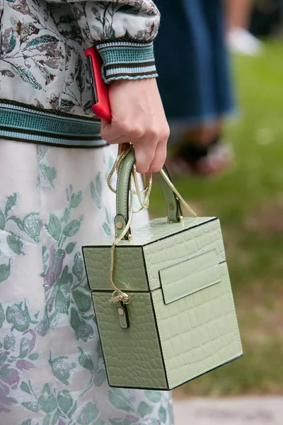 Kvinna med grön reptil läder väska och blommig kjol innan Emporio Armani modevisning, Milan Fashion Week street style — Stockfoto