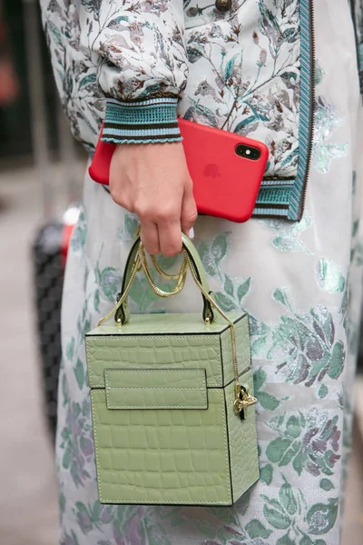 Kvinna med grön krokodil läder väska, Iphone med rött omslag och blommig klänning innan Emporio Armani modevisning, Milan Fashion Week street style — Stockfoto