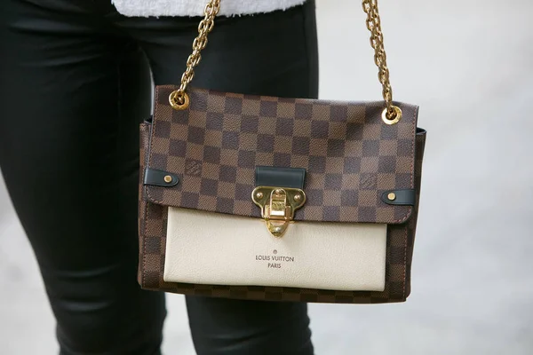 Louis Vuitton torba w kratkę ze złotym łańcuchem przed pokazem mody Emporio Armani, Milan Fashion Week styl ulicy — Zdjęcie stockowe