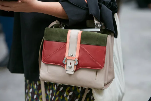 Woman with Paula Cademartori beige, red and green leather bag before Emporio Armani fashion show, Milan Fashion Week street style — Stock Photo, Image