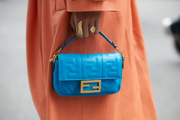Emporio Armani moda defilesinden önce mavi deri çantalı ve turuncu ceketli kadın, Milan Moda Haftası — Stok fotoğraf