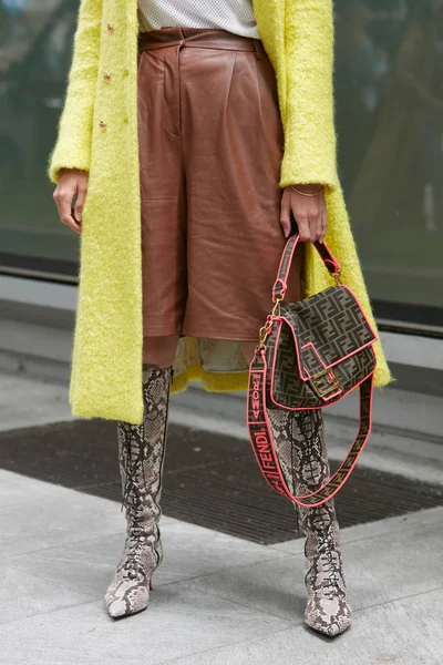 Donna con cappotto giallo, borsa Fendi rosa e marrone e stivali in pelle rettile prima della sfilata di Emporio Armani, Milano Fashion Week street style — Foto Stock