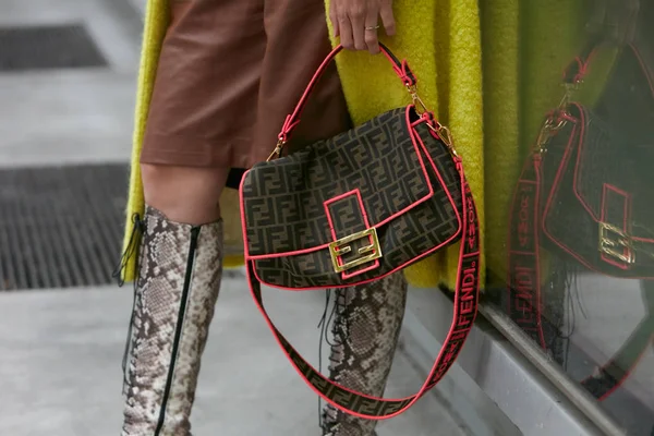 Mujer con bolso Fendi marrón y rosa y chaqueta amarilla antes del desfile de moda Emporio Armani, Milan Fashion Week street style — Foto de Stock